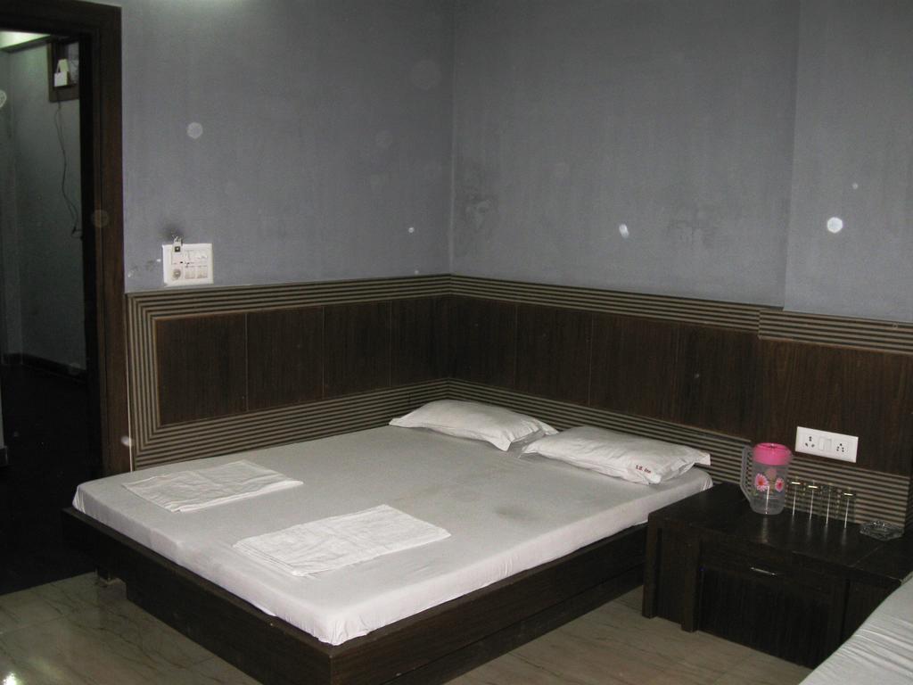 S B Hotel *